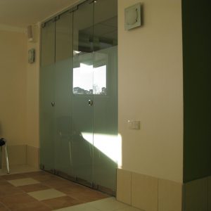 Pilnstikla starpsienas; stikla starpsienas; rūdīts stikls